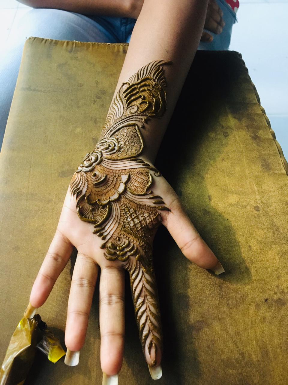 Traditional Dulhan mehndi for wedding ceremony featuring raja-rani portraits by Mahi Mehndi Artist near KR Puram Bangalore.