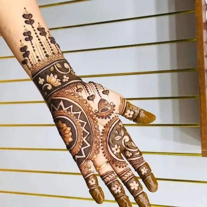 "Best Bridal Mehndi Artist in KR Puram Bengaluru - Full Hand Traditional Wedding Henna by Mahi Mehndi Artist near TC Palya.